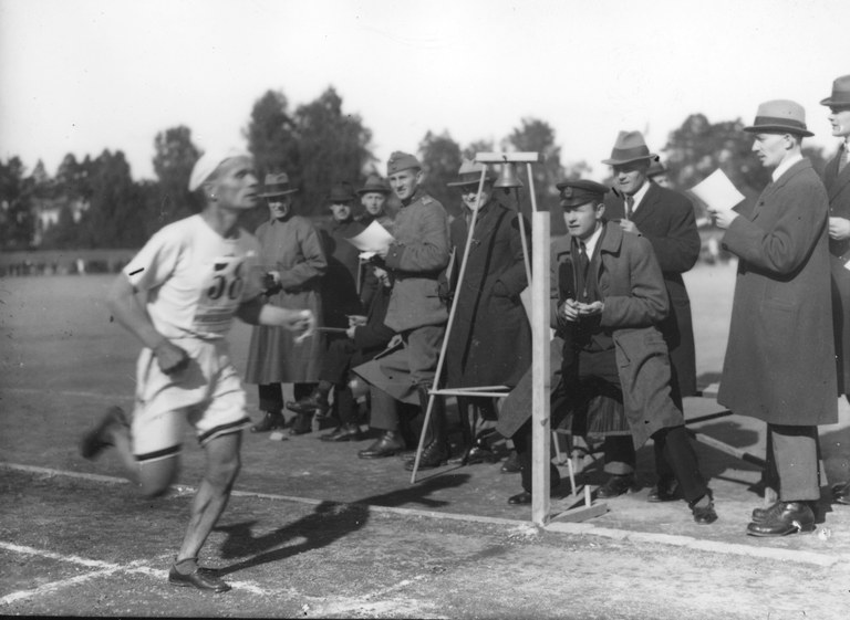 DUO_K1456_1166_Suomen Urheilulehden maratonin voittaja Tatu Kolehmainen 1921.jpg